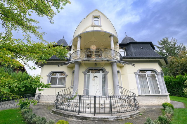 Eladó családi ház, Gödön 299.9 M Ft, 7 szobás