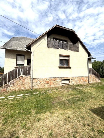 Eladó családi ház, Komáromban 59.99 M Ft, 5 szobás