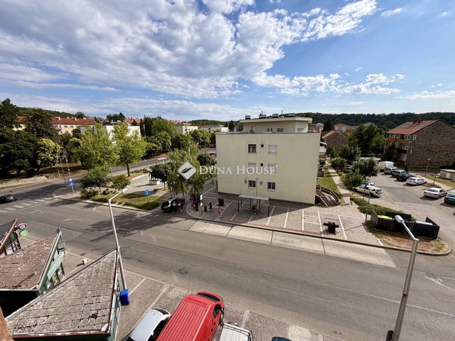 Eladó téglalakás, Komlón, Petőfi téren 22.99 M Ft, 2 szobás