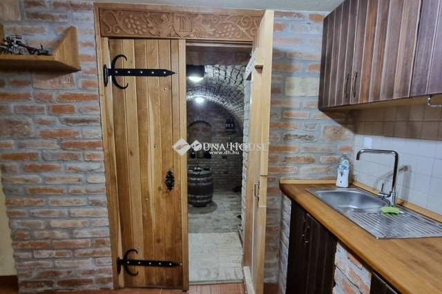 Eladó családi ház, Komlón 158 M Ft, 9 szobás