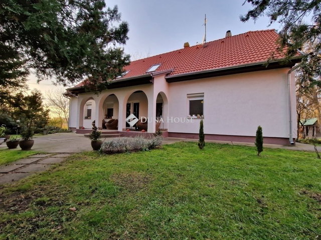 Eladó családi ház, Kerekegyházán 115 M Ft, 9 szobás