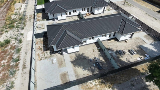 Eladó ikerház, Cegléden 60 M Ft, 4 szobás / költözzbe.hu