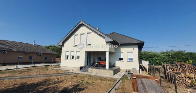Eladó családi ház, Csévharaszton 175 M Ft, 6 szobás
