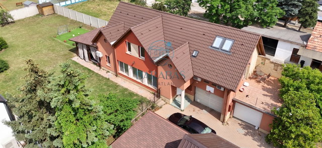 Eladó családi ház, Vecsésen 159.9 M Ft, 6+1 szobás