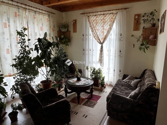 Eladó családi ház, Sárbogárdon 65.5 M Ft, 5 szobás