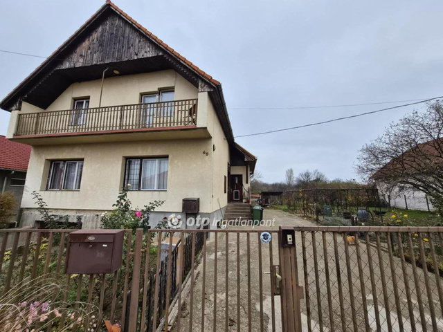 Eladó családi ház, Ercsiben 89.9 M Ft, 6 szobás