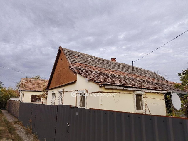 Eladó családi ház, Zagyvarékason 11 M Ft, 2 szobás