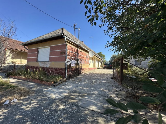 Eladó családi ház, Karádon 28 M Ft, 2 szobás