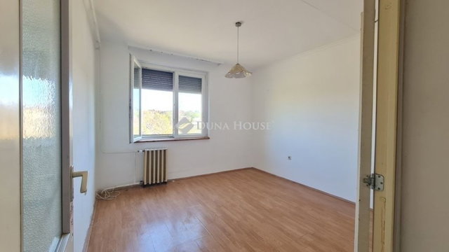 Eladó panellakás, Pécsett 41 M Ft, 3 szobás