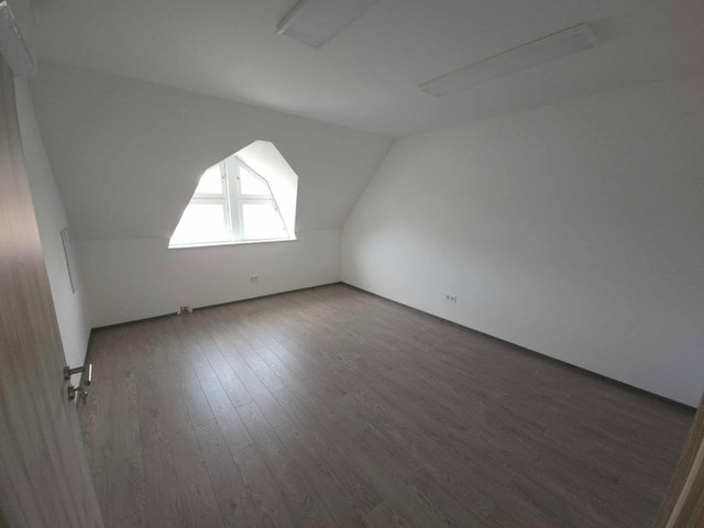Kiadó iroda, Kecskeméten, Széchenyi téren 63 E Ft / hó