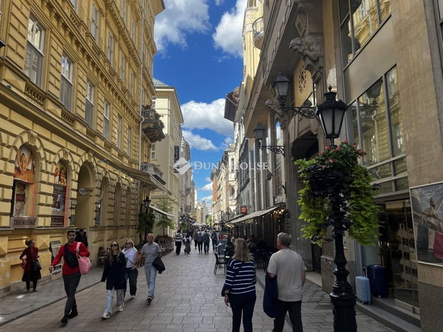 Eladó téglalakás, Budapesten, V. kerületben, Váci utcában