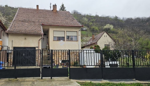 Eladó családi ház, Pécsett 64.99 M Ft, 3 szobás