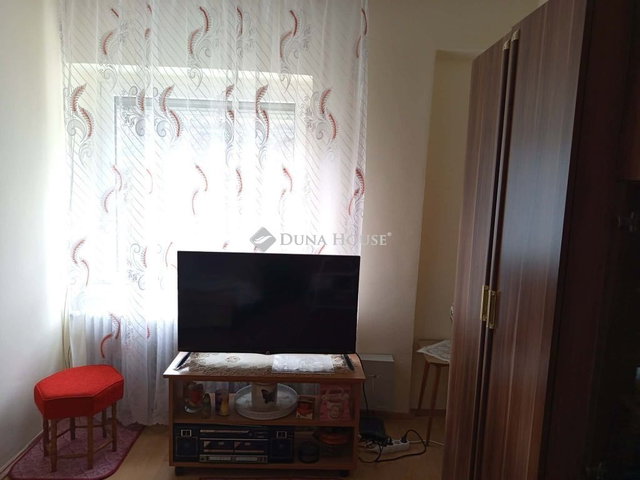 Eladó családi ház, Komlón 32 M Ft, 2 szobás
