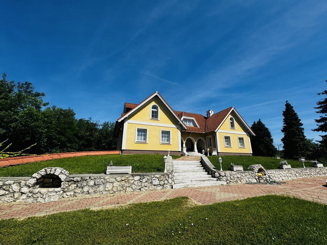 Eladó családi ház, Cserszegtomajon 230 M Ft, 9 szobás
