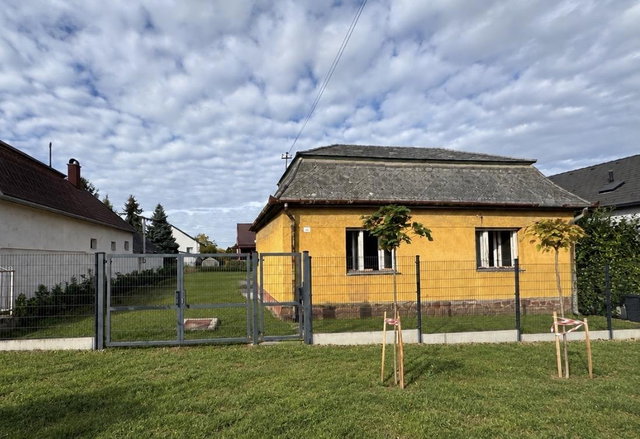 Eladó családi ház, Kisbéren 39.9 M Ft, 2 szobás