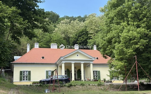 Eladó családi ház, Esztergomban 435.6 M Ft, 18 szobás