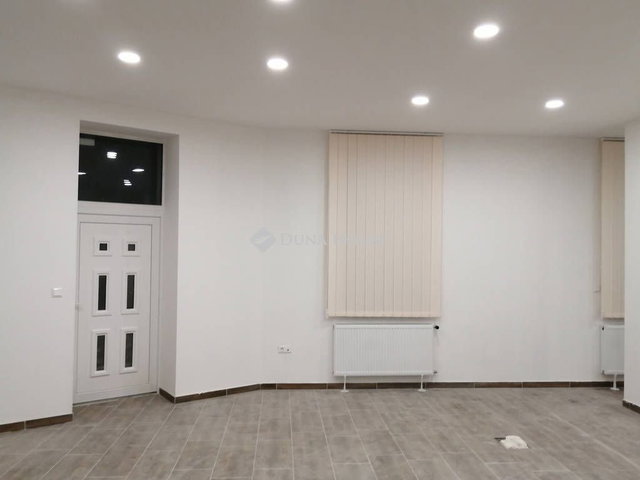 Eladó üzlethelyiség, Komáromban, Szent István téren 75 M Ft