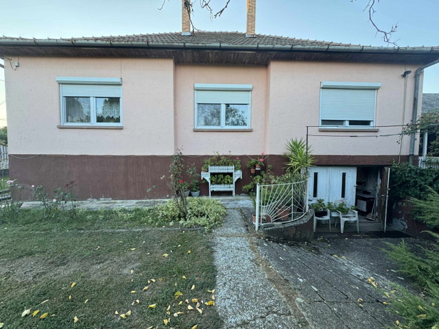 Eladó családi ház, Szirákon 64 M Ft, 8 szobás