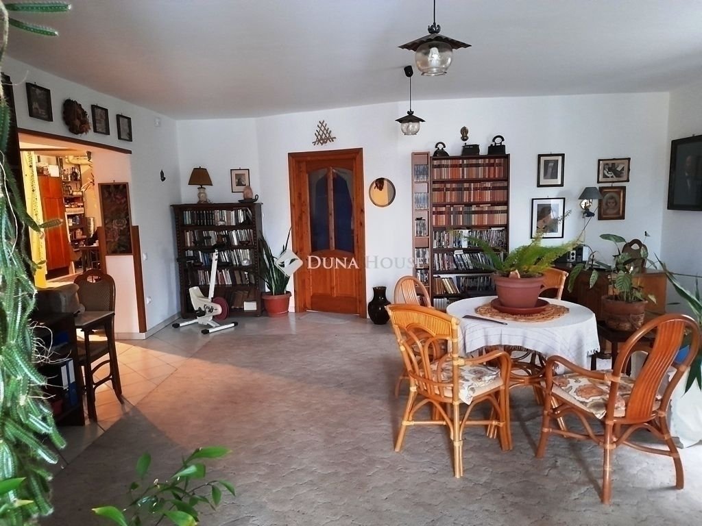 6 bed · 300m² · 135.000.000 ft