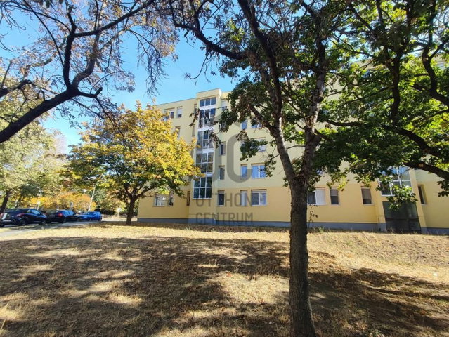 Eladó panellakás, Tatabányán 38 M Ft, 1 szobás