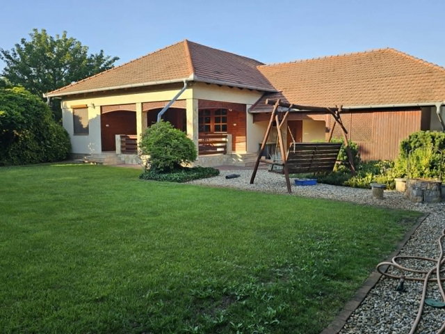 Eladó családi ház, Törökszentmiklóson 90 M Ft, 4 szobás