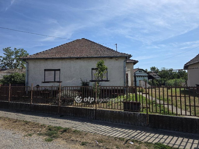 Eladó családi ház, Tiszaszőlősön 30 M Ft, 2+1 szobás