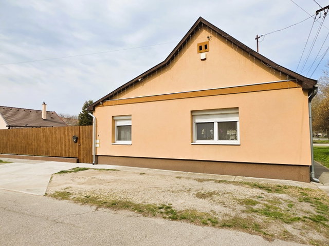 Eladó családi ház, Kiskunhalason 39 M Ft, 2 szobás