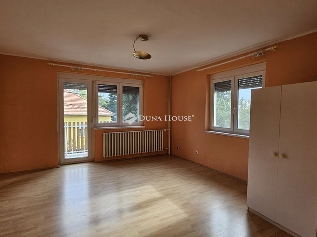 Eladó családi ház, Pécsett 125 M Ft, 7 szobás