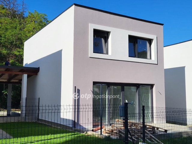 Eladó családi ház, Balatonföldváron 108 M Ft, 4 szobás