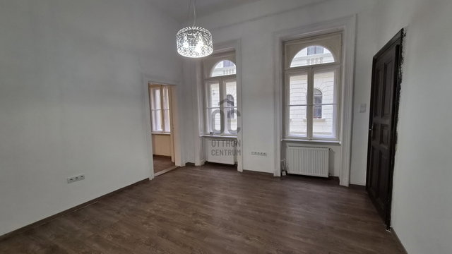 Eladó téglalakás, Budapesten, VI. kerületben 78.9 M Ft, 2 szobás