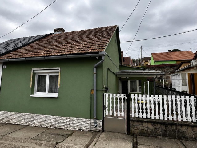Eladó családi ház, Komlón, Nyár utcában 29.9 M Ft, 3 szobás