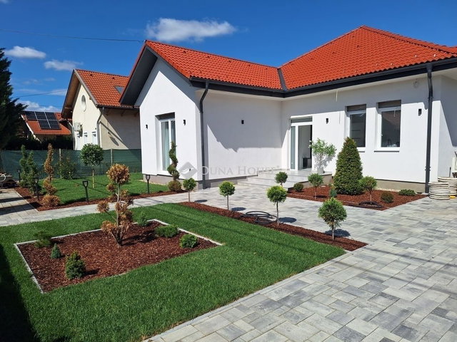 Eladó családi ház, Budakalászon 219 M Ft, 4 szobás