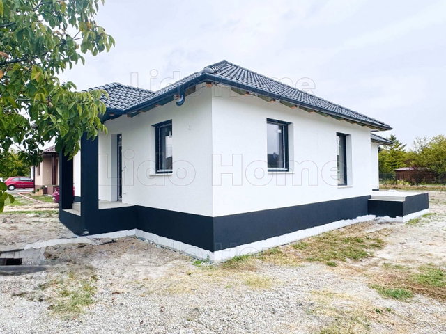 Eladó családi ház, Nagybajcson 109.9 M Ft, 5 szobás