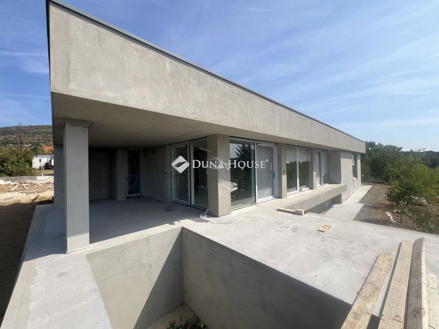 Eladó családi ház, Pécsett 299 M Ft, 4 szobás