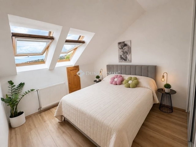 Eladó téglalakás, Pécsett 84.99 M Ft, 4 szobás