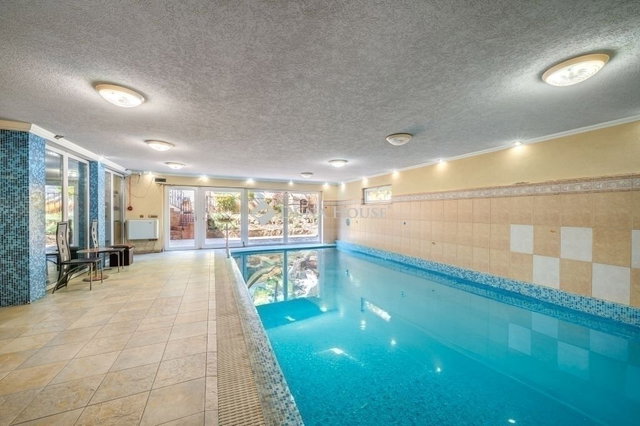 Eladó családi ház, Kecskeméten 245 M Ft, 5 szobás