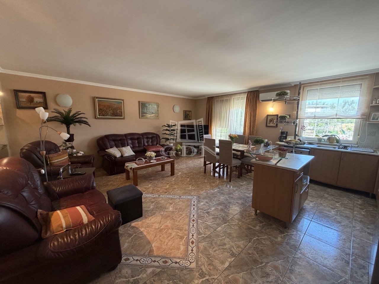 4 bed · 100m² · 300.000 ft