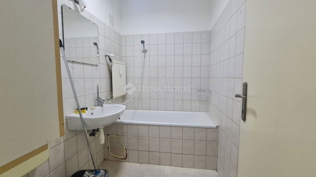 Eladó panellakás, Pécsett 39 M Ft, 2 szobás