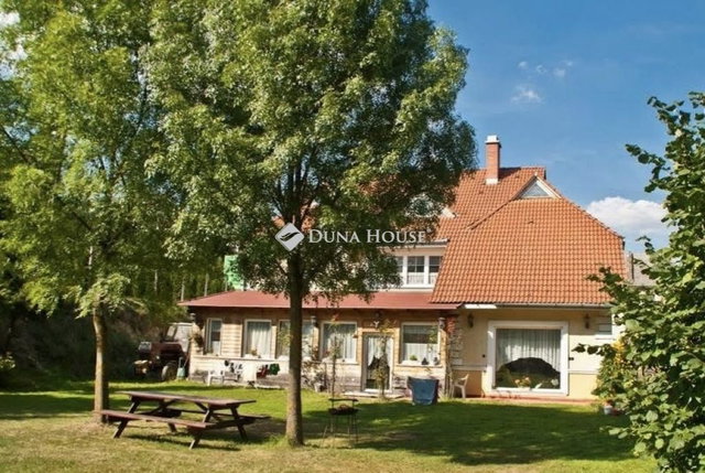 Eladó családi ház, Nádasdon 114.99 M Ft, 7 szobás