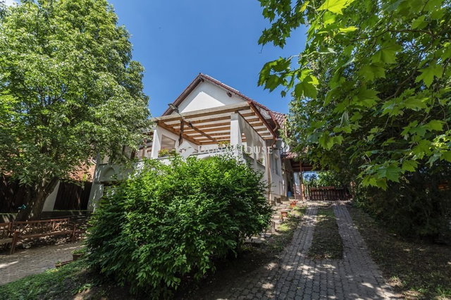 Eladó családi ház, Felcsúton 219 M Ft, 8 szobás