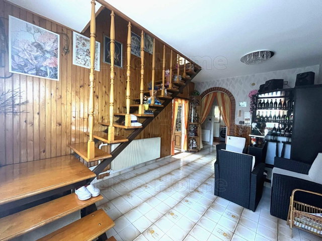 Eladó családi ház, Zircen 98.3 M Ft, 6 szobás