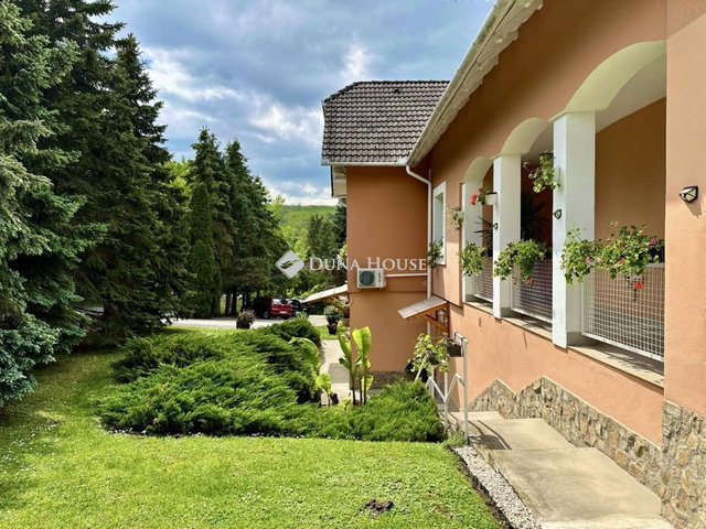 Eladó családi ház, Abaligeten 135 M Ft, 9 szobás
