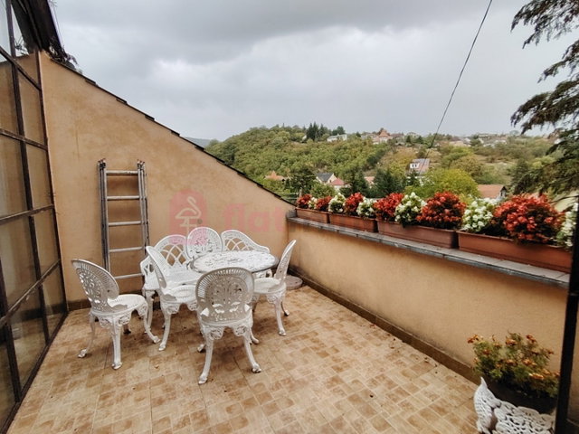Eladó családi ház, Pécsett 89.9 M Ft, 6 szobás