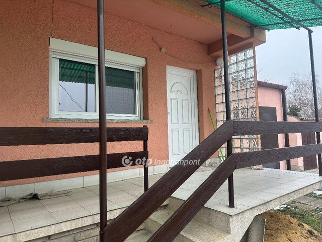 Eladó családi ház, Pécsett 60 M Ft, 3 szobás
