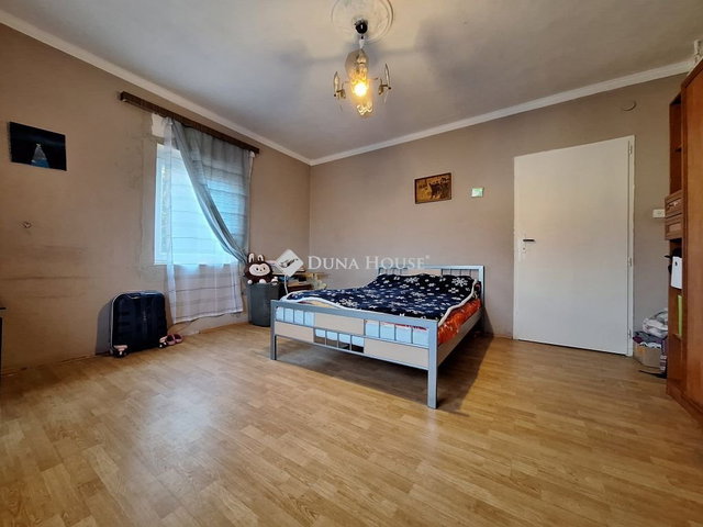 Eladó családi ház, Győrújbaráton 82.9 M Ft, 6 szobás