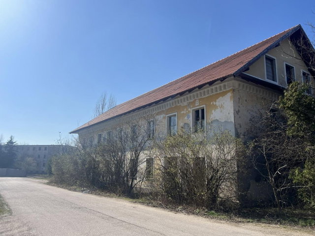 Eladó ipari ingatlan, Tatán 69 M Ft, 26 szobás