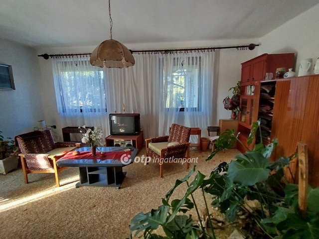 Eladó családi ház, Komlón 80 M Ft, 6 szobás