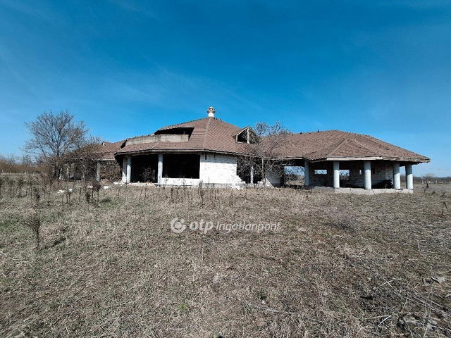 Eladó családi ház, Cegléden 64.9 M Ft, 8 szobás