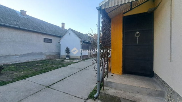 Eladó családi ház, Udvaron 28 M Ft, 3 szobás