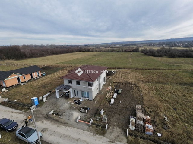 Eladó téglalakás, Balatonföldváron 97.9 M Ft, 4 szobás